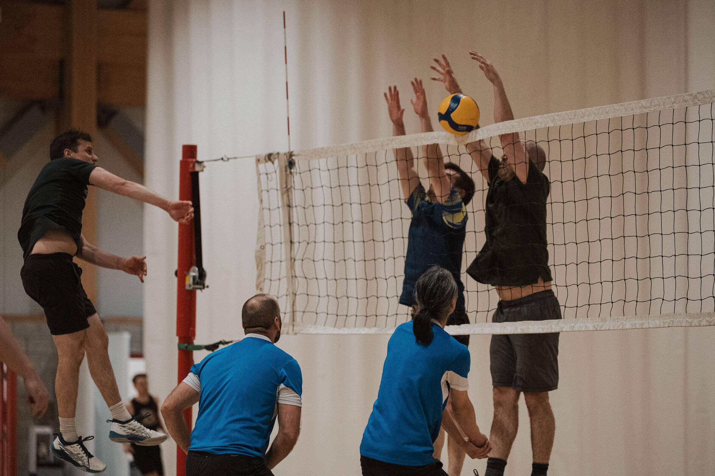 bloc volley sur un joueur d'une équipe de montreal