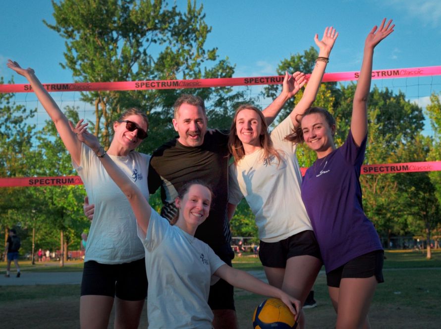 Activité sur herbe dans un parc de Montréal